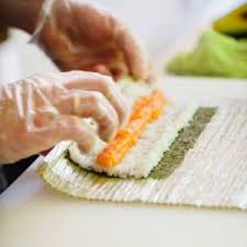 Sushi kann man auch zuhause ganz einfach zubereiten. Maki Sushi Selber Machen Anleitung Rezept Fur Anfanger Womz