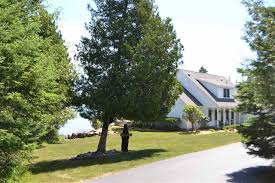 With over 400 feet of sparkling clear big shoal bay frontage a sturdy the living room sports a real drummond island pudding. Drummond Island Michigan Beachfront Homes For Sale Real Estate Beachhouse Com