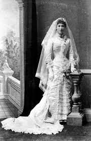 Zur trauung trägt die braut gern ein we ißes hochzeitskleid und einen schleier, der bräutigam einen dunklen anzug, vielleicht auch einen frack. Wedding Dress Definition Und Synonyme Von Wedding Dress Im Worterbuch Englisch