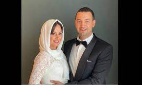 قدم برنامجين باللغة الإنجليزية، هما الأمثال في القرآن ودرج إلى الفردوس، كما قدم برنامجاً بالعربية هو الطريق الصح. Ù…Ø¹Ø² Ù…Ø³Ø¹ÙˆØ¯ ÙŠØ¯Ø®Ù„ Ø¹Ù„Ù‰ Ø®Ø· Ø§Ù„Ø£Ø²Ù…Ø© Ø¨ÙŠÙ† Ø²ÙˆØ¬ØªÙ‡ Ø­Ù„Ø§ Ø´ÙŠØ­Ø© ÙˆÙÙ†Ø§Ù†ÙŠÙ† Ù…ØµØ±ÙŠÙŠÙ† Ø§Ù„Ù‚Ø¯Ø³ Ø§Ù„Ø¹Ø±Ø¨ÙŠ