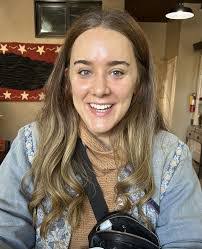 Laura Winters's Instagram, Twitter & Facebook