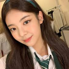 Yejitzyfan on twitter yeji bantuin. 10 Potret Selfie Lia Itzy Yang Menawan Banget Deh
