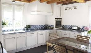 Avant Apres Une Cuisine Provencale Relookee En Blanc Et Bleu En 2020 Cuisine Provencale Cuisine Relooker Cuisine