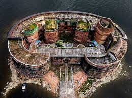 Kroonlinn) is a russian port city in kronshtadtsky district of the federal city of saint petersburg, located on kotlin island, 30 kilometres (19 mi) west of saint petersburg, near the head of the gulf. Kronshtadt Zazhigaet Ogni The Art Newspaper Russia Novosti Iskusstva