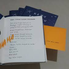 Marchella fp kembali dengan buku baru beberapa bulan lalu, kamu terlalu banyak bercanda atau biasa disingkat ktbb.tokohnya masih sama dengan buku sebelumnya, nanti kita cerita tentang hari ini (nkcthi), awan.jika pada nkcthi, awan bercerita tentang harapan, optimisme akan masa depan, dan emosi lain yang bernuansa terang, buku. Harga Buku Kamu Terlalu Banyak Bercanda Di Gramedia Berbagai Buku