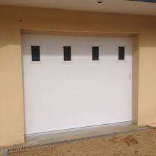 Porte De Garage Coulissante En Pvc 4 Panneaux Et Hublots Partie Haute Teinte Blanc Porte Garage Garage Porte De Garage Sectionnelle
