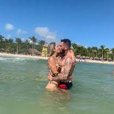 El exjugador de fútbol, mauricio pinilla, reveló uno de los episodios más oscuros de su vida, su lucha contra la depresión y los excesos en el peak de su en este sentido, pinilla agregó que este complejo momento coincidió con la separación de su pareja, gisella gallardo, con quien acababa de tener a. Fotos Las Paradisiacas Vacaciones De Mauricio Pinilla Junto A Su Familia En Playa Del Carmen Alairelibre Cl