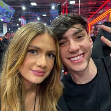 Estamos AO VIVO com o Zanella e Erika, será um futuro casal do YT? 😳 Vem  que tá brabíssimo, Link na bio 🔥