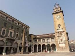 It has a population of 1,112,187 (2017), an area of 2,754.91 square kilometers (1,063.68 sq mi), and contains 243 comuni. Bergamo 2 5 Stundige Private Tour Durch Die Unterstadt Getyourguide