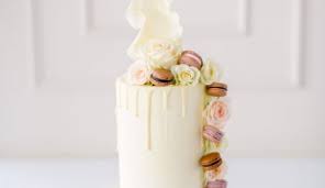 Gold drip wedding cake with macaroons and flowers {vanilla bake shop}. Macarons Cake Decorating Photos