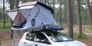 Fermée, elle a l'aspect d'un coffre de toit compact, discret et élégant mais une fois ouverte la tente. L Objet Du Jour Une Tente Pour Dormir Sur Le Toit De La Voiture Le Point