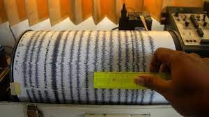 Jadi gempa bumi yang berukuran 5.0 pada skala richter memiliki amplitud gegaran 10 kali lebih besar daripada gempa yang berukuran 4.0, dan berpadanan dengan keluaran tenaga 31.6 kali lebih besar. Seismograf Merupakan Alat Untuk Mengukur