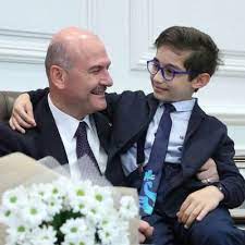 Resmi kurum ve kişilerle doğrudan veya dolaylı hiçbir bağlantısı bulunmamaktadır. Suleyman Soylu On Twitter Suleymaniye De Dogdugumda Amcamla Babam Beni Heyecanla Eve Getirmisler Ellerimle Tasidim Seni Derdi Her Daim O Beni Elleriyle Bu Dunyaya Tasidi Ben De Ellerimle Onu Asil Dunyaya Ugurladim Allah