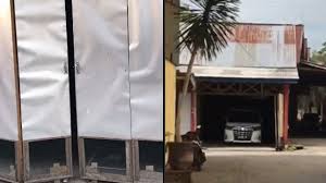 Amankan kendaraan pribadi dengan 6 desain garasi minimalis sederhana. Viral Garasi Sederhana Ditutup Seng Ternyata Isinya Mobil Mobil Mewah Kumparan Com