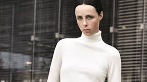 Si la robe fait toujours autant rêver les futures mariées, le pantalon n'est pas en reste ! Trois Adresses Pour Se Marier En Tailleur Pantalon L Express Styles