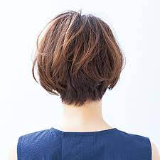 くせ毛を生かしたフォルムがポイント フェミニン曲線ショート 40代のショートヘア ショートボブ くせ毛 くせ毛 ボブ ヘアスタイル