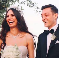 Estos son los datos de rendimiento de mesut özil del equipo fenerbahce istanbul. Ozil Esi Amine Gulse Ile Fotografini Paylasti Sadece Haber