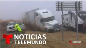 El accidente deja, de momento, un saldo de cinco muertos y varias personas aún permanecen atrapadas en sus coches. Mal Tiempo Provoca Accidente Multiple En Texas Noticias Telemundo Youtube
