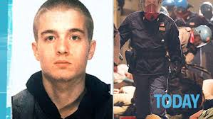 Carlo giuliani's father, giuliano, speaks at his son's funeral by radio gap. Scrisse Carlo Giuliani E Una Merda Fa Schifo Ai Vermi Poliziotto Torna In Servizio