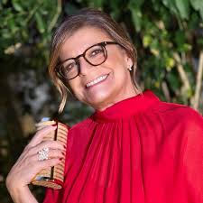 Júlia Pinheiro Celebra 6 Anos com Novo Cenário