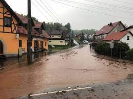 Ein hochreichendes tief über mitteleuropa gestaltet das wetter in thüringen mit feuchtwarmen luftmassen weiter wechselhaft. Thuringen Hagel Uberflutete Strassen Und Volle Keller Durch Unwetter Thuringen Insudthuringen