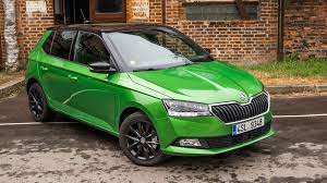 Fabia je ekskluzivno opremljena modernim benzinskim motorima koji pružaju zadovoljstvo u vožnji ali su i štedljivi prema životnoj sredini. Nova Skoda Fabia Je Drazsi Ale Ma Lepsi Vybavu Bez Svihadel A S Klimatizaci Autobible Cz