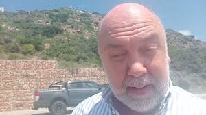 Chris Roos, oor die ope brief aan die Mosselbaai Munisipaliteit na baksteen  deur sy voorruit.