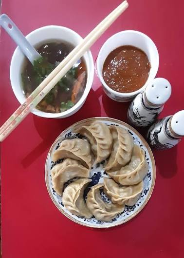 What are Tibetan momos, a popular Himalayan steamed dumpling?