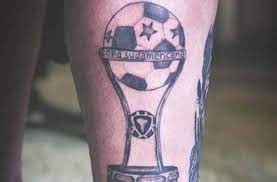 Depois da tragédia ocorrida no ano passado, o time catarinense finalmente pode dar a volta por cima imagens: Zagueiro Campeao Pelo Atletico Pr Tatua A Taca Da Copa Sul Americana Futebol Fera