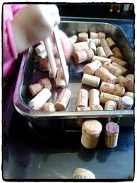 Motricite Attraper Des Bouchons A L Aide D Une Pince Motricite Activite Enfant 18 Mois Diy Jeux Bebe