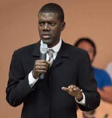 Reno omokri was accused by a newspaper the will of leaving his wife who is in america for his lover who is in the uk and recently welcomed a child with her but lying to the world that the lady is his wife. Yptilfru5cyydm
