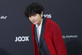 Sekali lagi, v bts (kim taehyung) bikin dunia twitter heboh, ya karena dia ngasih teaser bagian dari lagu solo barunya. V Bts Bagikan Cuplikan Lagu Baru Republika Online