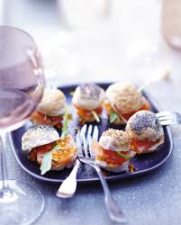 Mini Burgers Surprise Au Saumon Fume Pour 6 Personnes Recettes Elle Recette Saumon Fume Recette Alimentation