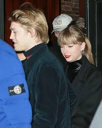 We have to defer to reputation for details. More Photos Two Handsome Men And One Beautiful Girl 30 December 2018 Taylor Swift Joe Alwyn Hold Hands In Nyc With Patrick Alwyn I