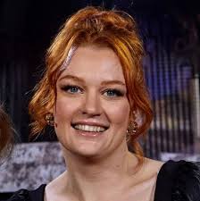 Lena Karmi vill töja på gränserna till verkligheten