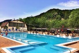 Piscina e incalzita cu panouri solare, iar proprietarul monitorizeaza permanent calitatea apei din piscina. Cazare La Munte Cu PiscinÄƒ