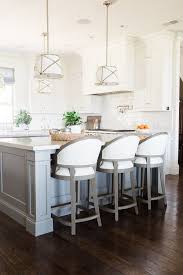 El taburete de cocina lodi es un elegante taburete alto con respaldo y acabado capitoné, ideal para cocinas americanas o para barras de bar en el taburete metálico malibú es un mueble de exterior e interior que hará las delicias de tus reuniones de jardín y terraza. 5 Estilos Diferentes De Taburetes Altos De Cocina Que Te Encantaran