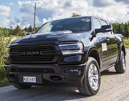 Ammattilehti Koeajaa Ram 1500 4x4 Laramie Black Appearence Amerikan Poweria Ammattilehti Fi