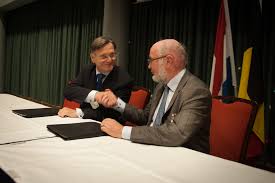 De watergroep is het grootste drinkwaterbedrijf in vlaanderen en levert drinkwater aan 3. Belgian De Watergroep Shareholder In Kwh Kwr