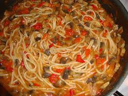 In timp ce le preparam, ma gandeam ca pastele penne seamana cu niste mici bijuterii, perfecte pentru o tinuta trendy, tipica. Spaghete Cu Ciuperci Si Sos De Rosii Scn Cuisine