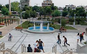 Από τα επεισόδια τραυματίστηκε ελαφρά στο χέρι ένας αστυνομικός, ενώ οι αρχές προχώρησαν σε οκτώ συνολικά προσαγωγές. H Nea Smyrnh Stis Deka Wraioteres Geitonies Ths Eyrwphs Lykavitos Gr