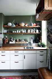Michael Rydal Ravn Svaerger Til Farver Pa Vaeggene Fordi Det Hygger Og Nye Mobler Er Absolut Sidste U Idee Deco Cuisine Cuisines Deco Cuisine Blanche