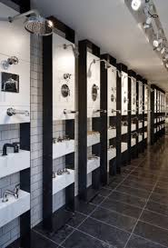 Ladeninneneinrichtung Bild Von Luiz Miani Nardin Auf Stands In 2020 Shop Innenarchitektur Badezimmer Design