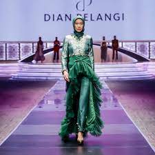 Model baju pesta dian pelangi. 10 Busana Muslim Rancangan Dian Pelangi Desainnya Futuristik