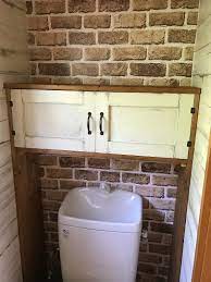 狭いトイレだけど トイレットペーパーや掃除グッズなど収納したいものはたくさん 棚を置くスペースがない 突っ張り棚はオシャレじゃないうえに時には落ちることも かと言って壁に穴を開けたくない そんな方にお勧めです トイレ 収納 棚 インテリア 収納