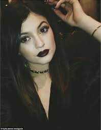 На страницу кайли подписаны более 190 млн человек. Kylie Jenner Barely Cracks A Smile In Her Holiday Instagram Snaps Daily Mail Online