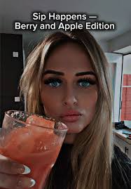 Razzle-Dazzle Refresher 🍓 🍏💦Ingredients (2 servings) • 1 cup  strawberries (fresh or frozen, hulled) • ½ cup raspberries (fresh or  frozen) • 1 medium apple (cored, chopped — leave the skin