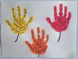Voici une idée d'activité manuelle à faire avec votre enfant, le hérisson fait avec des mains et des feuilles colorées. 1001 Tutos Et Idees Sympas D Activite Manuelle Maternelle D Automne