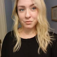 2 domande! Innanzitutto, come posso sbarazzarmi della cicatrice del  piercing Monroe? E' uscito ormai da circa 6 anni. Sento che è molto più  evidente di persona. Inoltre, potrei fare un piercing al