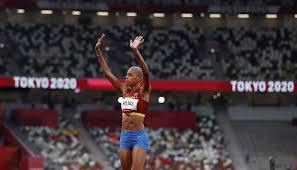 La atleta venezolana yulimar rojas conservó su título de campeona del mundo de triple salto en pista cubierta, con un registro de 14,63 metros. Niopmaeikqgtom